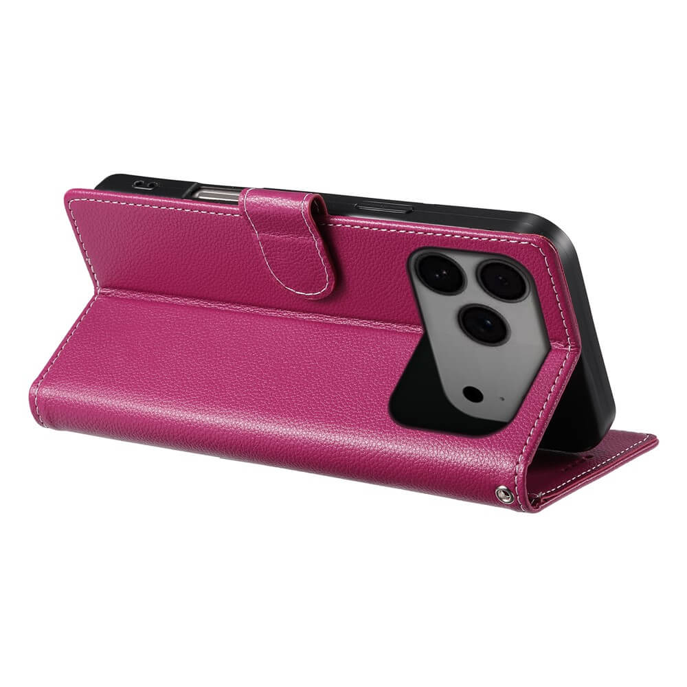 Die Cover-Discount iPhone 17 Pro Max - Leder Etui Hülle Struktura Design in Magenta bietet Stand- und Brieftaschenfunktion sowie stilvollen Schutz für dein Smartphone mit Triple-Kamera.
