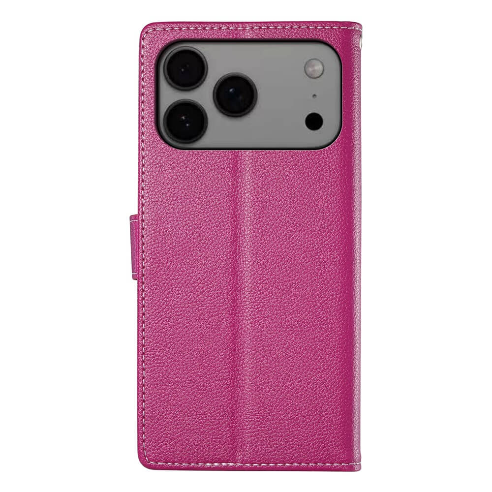 Das Cover-Discount iPhone 17 Pro Max - Leder Etui Hülle Struktura Design ist eine rosafarbene, strukturierte Handyhülle mit Brieftaschenfunktion, die auf das iPhone 17 Pro Max zugeschnitten ist und über Aussparungen für drei Kameralinsen verfügt.