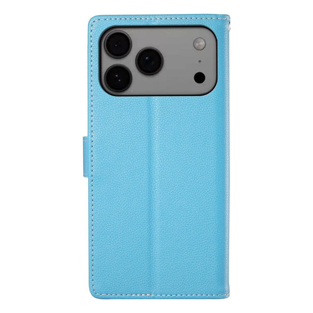 Das Cover-Discount iPhone 17 Pro Max Leder Etui Hülle Struktura Design ist eine hellblaue Brieftaschenhülle mit lederähnlicher Klappe, die im geöffneten Zustand Zugriff auf die Kamera bietet.