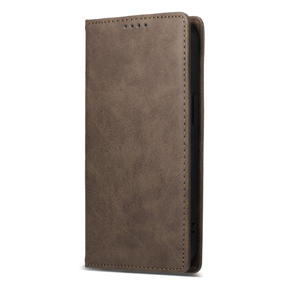 Das Cover-Discount iPhone 17 - Flip Case mit RFID Blocker aus braunem Leder steht elegant aufrecht mit Flip-Cover und RFID-Schutz.
