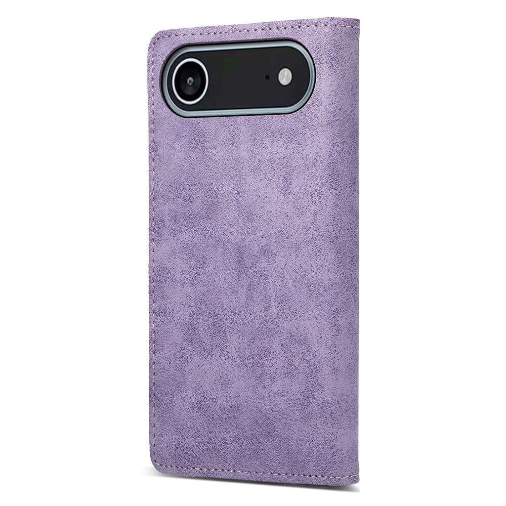 Ein lavendelfarbenes Cover-Discount iPhone 17 Air - Flip Case mit RFID Blocker und Kameraausschnitt steht aufrecht auf einem weißen Hintergrund und bietet Stil und Handyhülle Schutz.