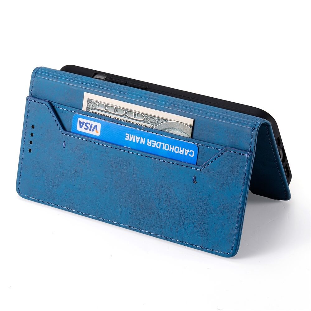 Das Cover-Discount iPhone 17 Pro Max - Flip Case mit RFID Blocker in Blau bietet Platz für Kreditkarte und Bargeld und dient zugleich als Ständer.