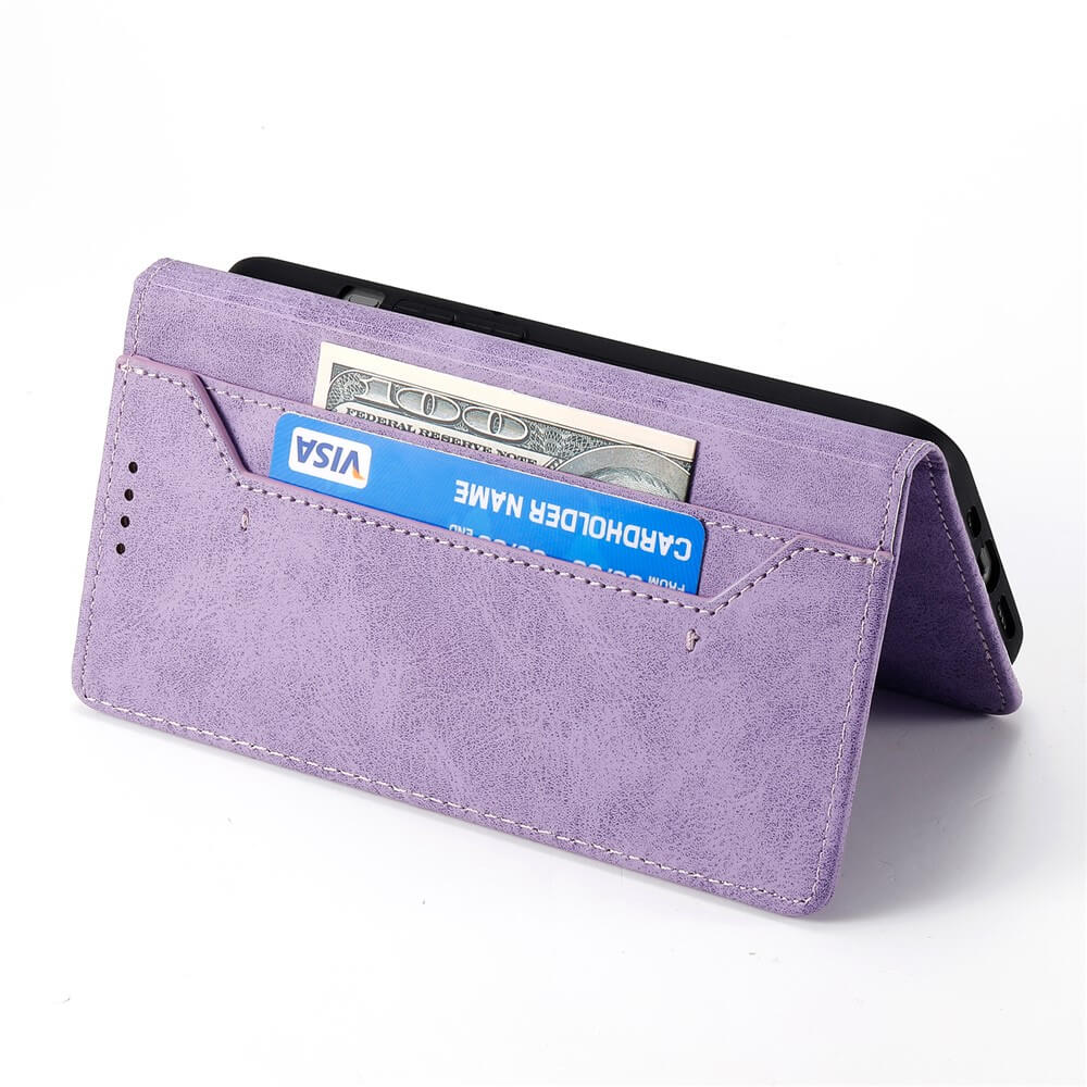 Ein Cover-Discount iPhone 17 Pro Max Flip Case mit RFID Blocker in Lila hält eine Kreditkarte und einen US-Dollar-Schein auf weißem Hintergrund.