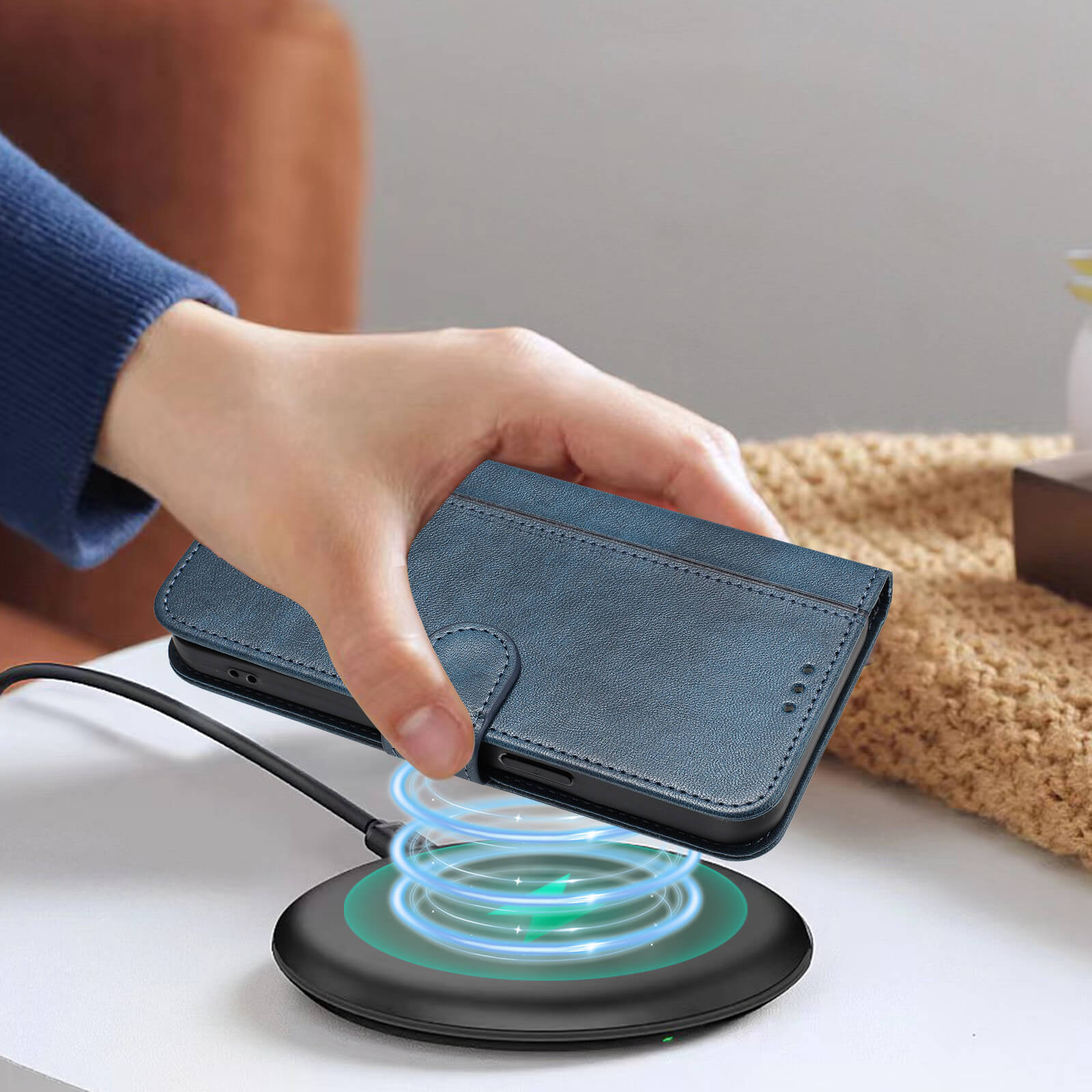 Eine Hand legt ein Cover-Discount iPhone 17 - Retro Look Etui im Vintage Design in Blau auf ein mit blauem Licht leuchtendes Wireless Charging Pad.