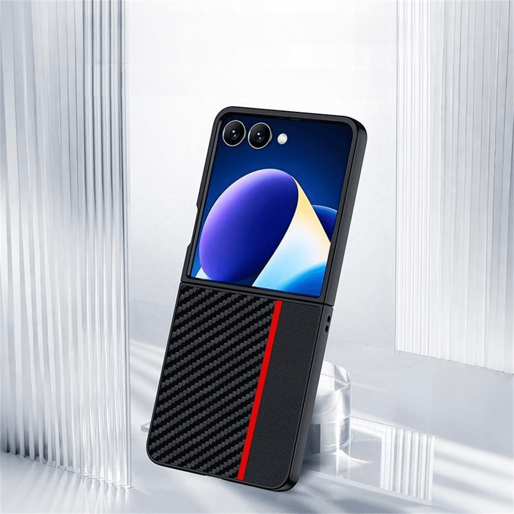 Das Galaxy Z Flip7 mit der LC.IMEEKE Hülle Carbon Fiber in Schwarz und Rot steht aufrecht in einem modernen, minimalistischen Umfeld und bietet stilvollen Schutz von LC.IMEEKE.