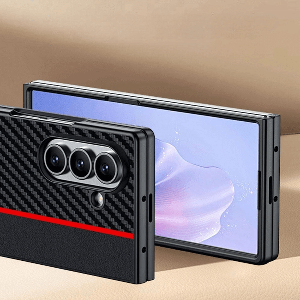 Zwei Galaxy Z Fold7 Smartphones in schwarzer LC.IMEEKE Hülle Carbon Fiber mit dreifacher Rückkamera - eine offen, eine geschlossen.