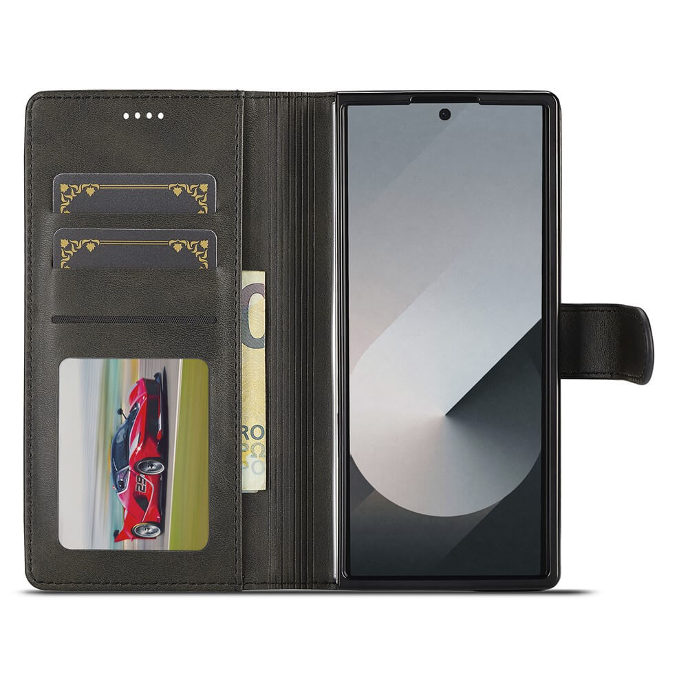 #farbe_schwarz|Die LC.IMEEKE Galaxy Z Fold7 Leder Etui Hülle in Schwarz ist geöffnet und fasst Karten, Bargeld und ein Telefon; eine rote Sportwagenkarte ist zu sehen.