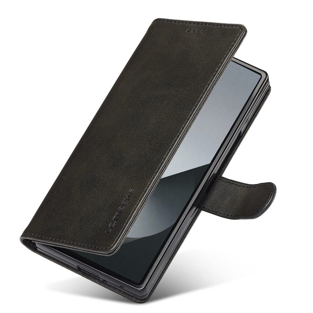 Ein Galaxy Z Fold7 in einer schwarzen LC.IMEEKE Leder Etui Hülle Flip Cover Hülle mit Magnetverschluss, teilweise geöffnet, um den Bildschirm anzuzeigen.