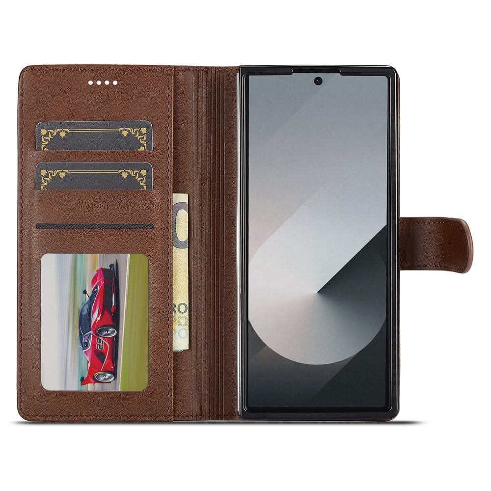 Die LC.IMEEKE Galaxy Z Fold7 Leder Etui Hülle wird geöffnet gezeigt, mit Karten, Bargeld und einem Telefon, mit einem roten Autofoto in einem der Schlitze.