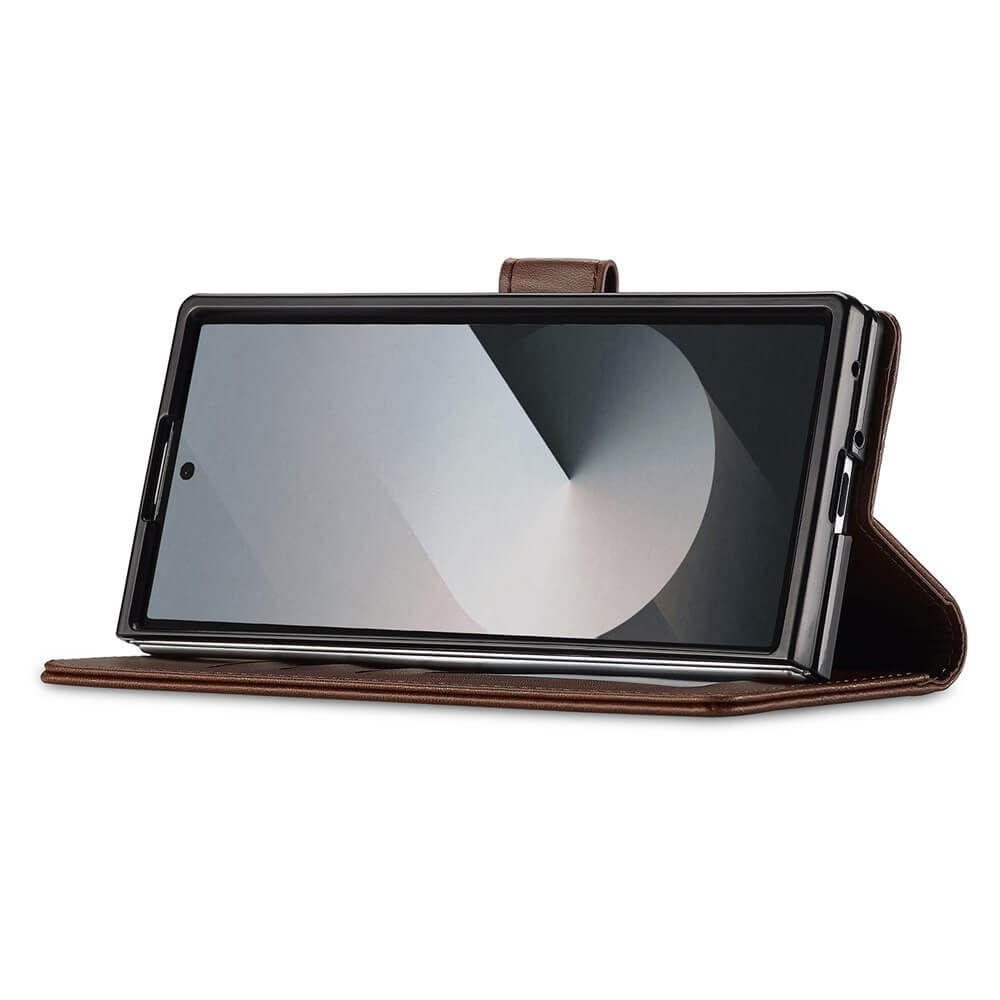 Galaxy Z Fold7 in einer braunen LC.IMEEKE Leder Etui Hülle, hier horizontal als Ständer aufgestellt.