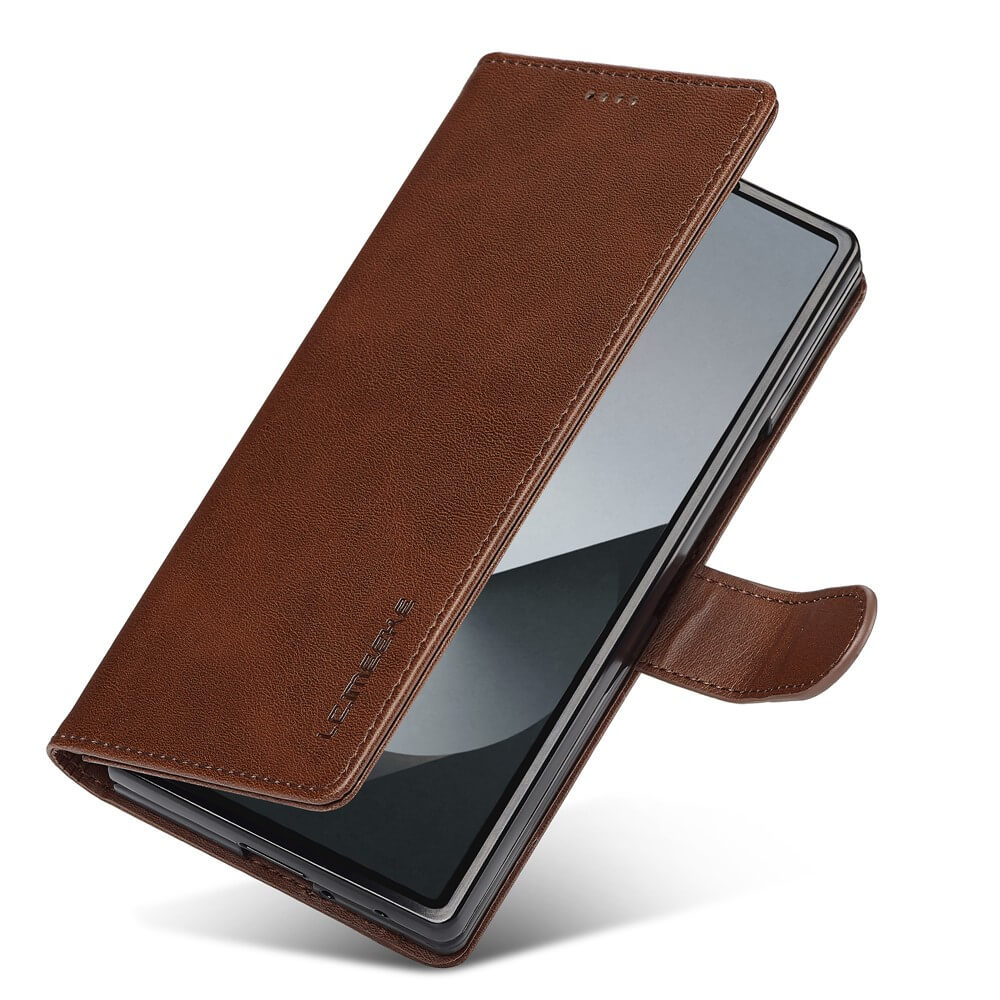Eine braune LC.IMEEKE Galaxy Z Fold7 Leder Etui Hülle bedeckt teilweise ein Smartphone, wobei die Klappe leicht geöffnet ist.