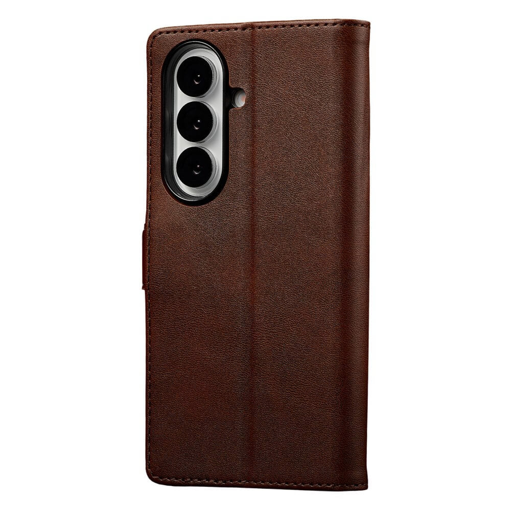 Die LC.IMEEKE Leder Etui Hülle ist eine braune Ledertasche mit Kameraausschnitt, die für das Galaxy Z Fold7 faltbare Smartphone entworfen wurde und hier geschlossen gezeigt wird.