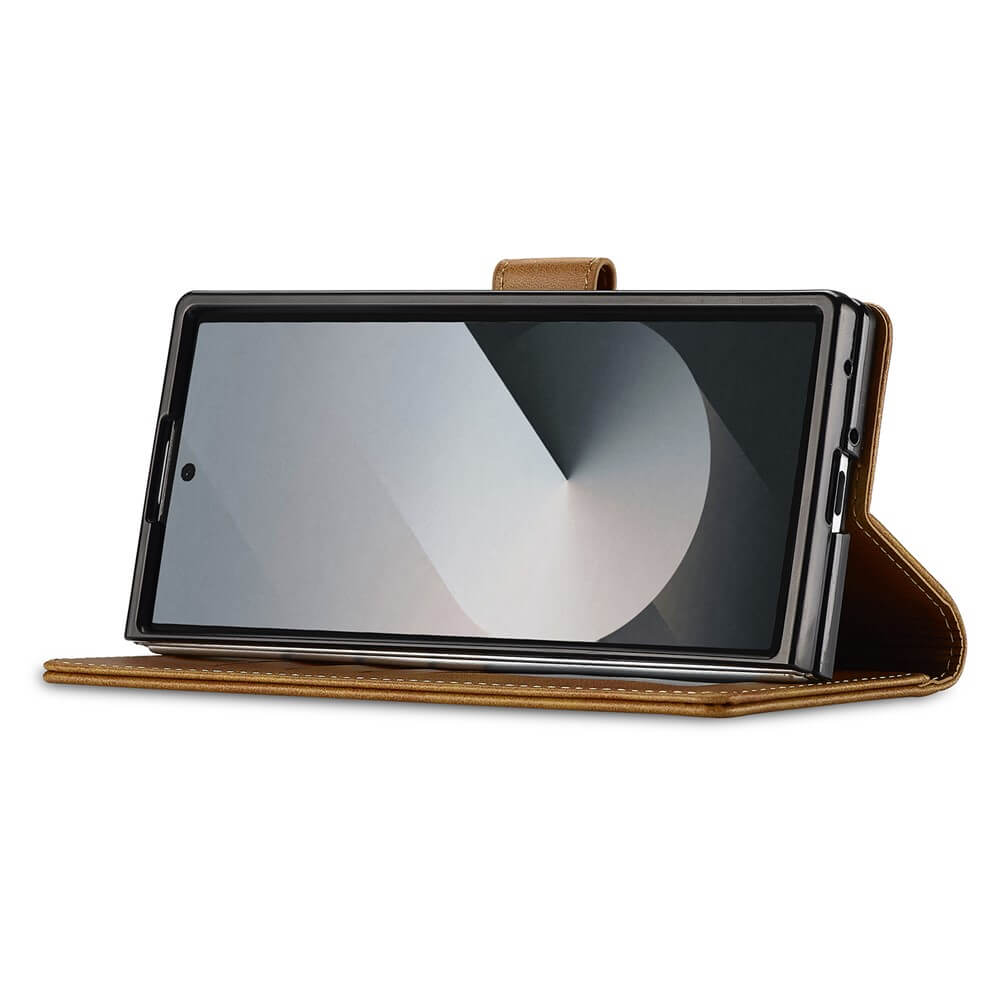 Ein Galaxy Z Fold7 in einer LC.IMEEKE Leder Etui Hülle wird in einer horizontalen Standposition gezeigt.