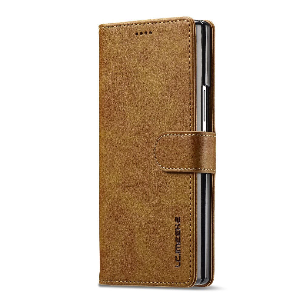 Die LC.IMEEKE Galaxy Z Fold7 Leder Etui Hülle ist ein stilvolles Lederetui mit magnetischer Klappe, das aufrecht steht und teilweise geöffnet ist.