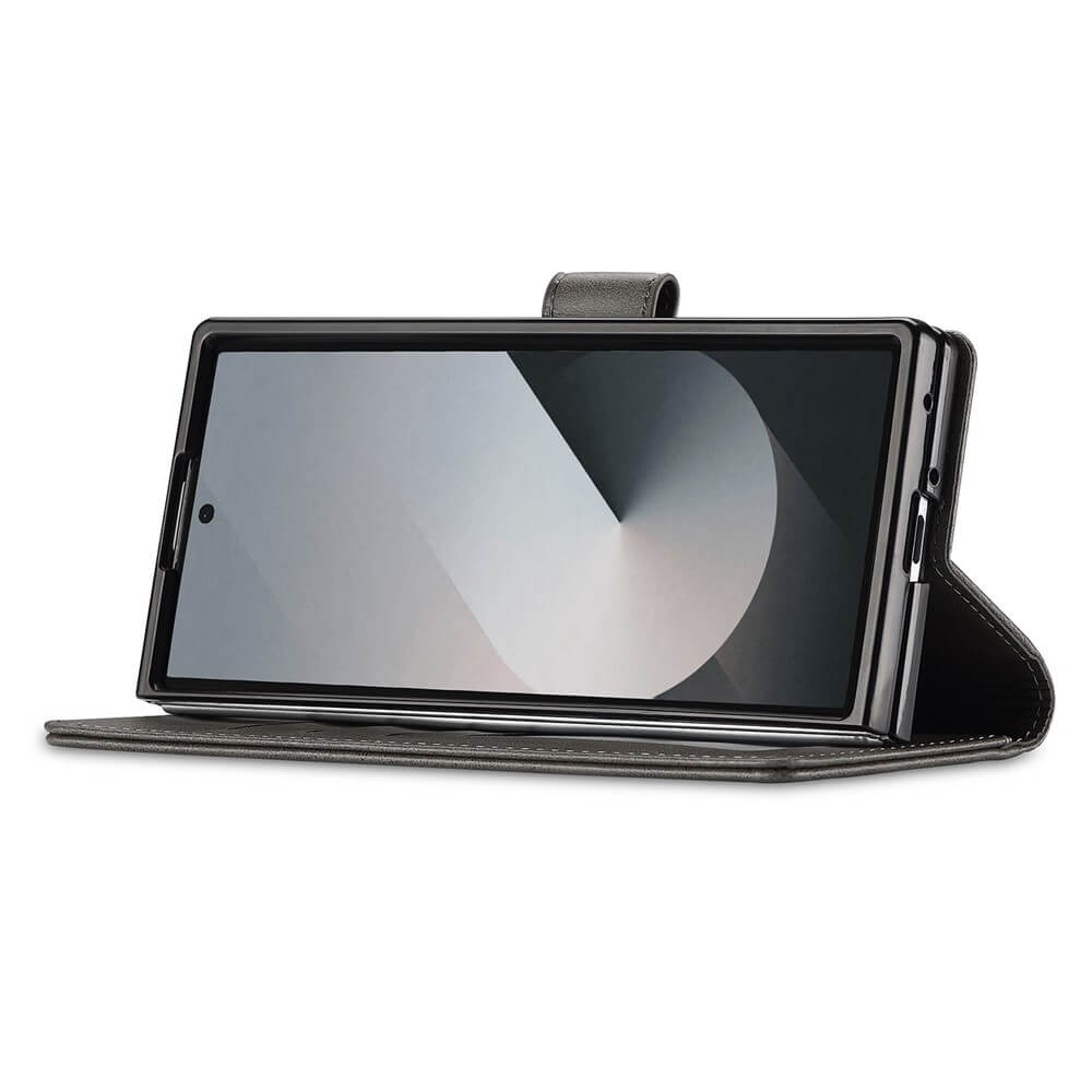 Schwarzes Smartphone in einer LC.IMEEKE Leder Etui Hülle für Galaxy Z Fold7, aufgestützt in einer horizontalen Betrachtungsposition.