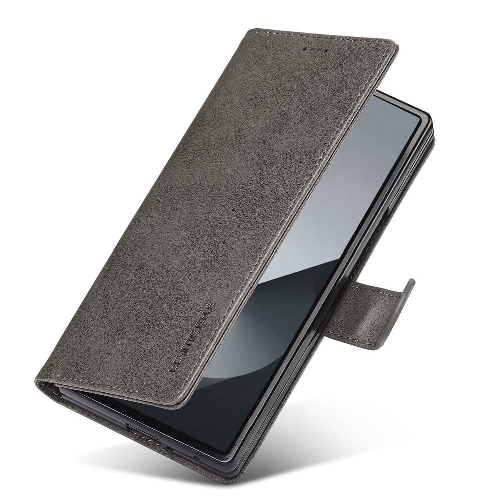 LC.IMEEKE Galaxy Z Fold7 Leder Etui Hülle in Grau, teilweise geöffnet und mit sichtbarem Smartphone-Bildschirm-ideal für alle, die eine elegante LC.IMEEKE Schutzhülle für den Alltag suchen.