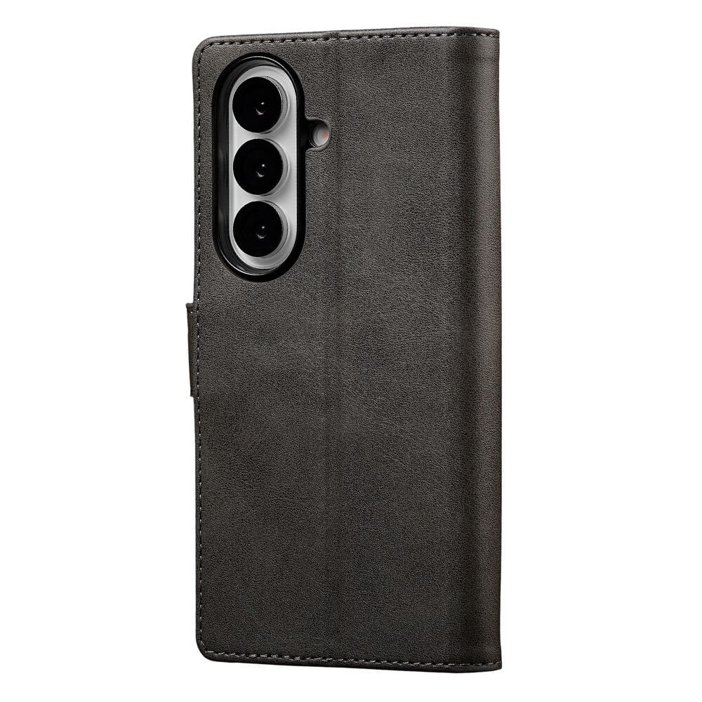 Die LC.IMEEKE Galaxy Z Fold7 Leder Etui Hülle ist eine schwarze Ledertasche mit einer präzisen Aussparung für die dreifachen Kameralinsen auf der Rückseite.