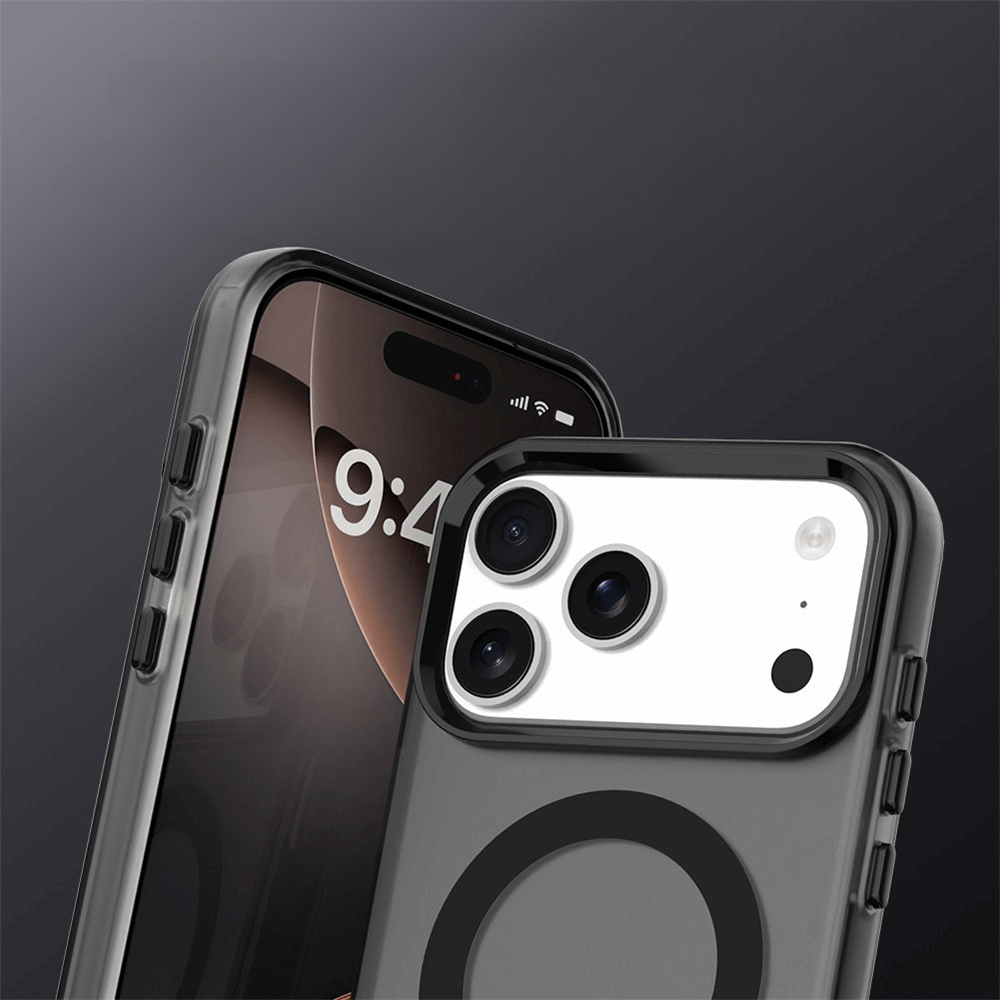 Nahaufnahme eines iPhone 17 Pro Max mit der Acryl-Handyhülle mit Magnet und Farbakzent von Cover-Discount, zeigt das Display, die Triple-Hauptkamera und unterstützt kabelloses Laden.