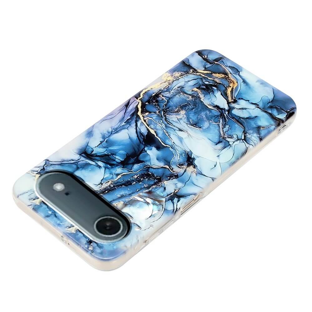 The Cover-Discount iPhone 17 Air Silikon Hülle mit Marble Motiv kombiniert blau-weißes Marmor-Design und goldene Akzente für eleganten, modernen Schutz. Passgenau gefertigt für Ihr iPhone 17.