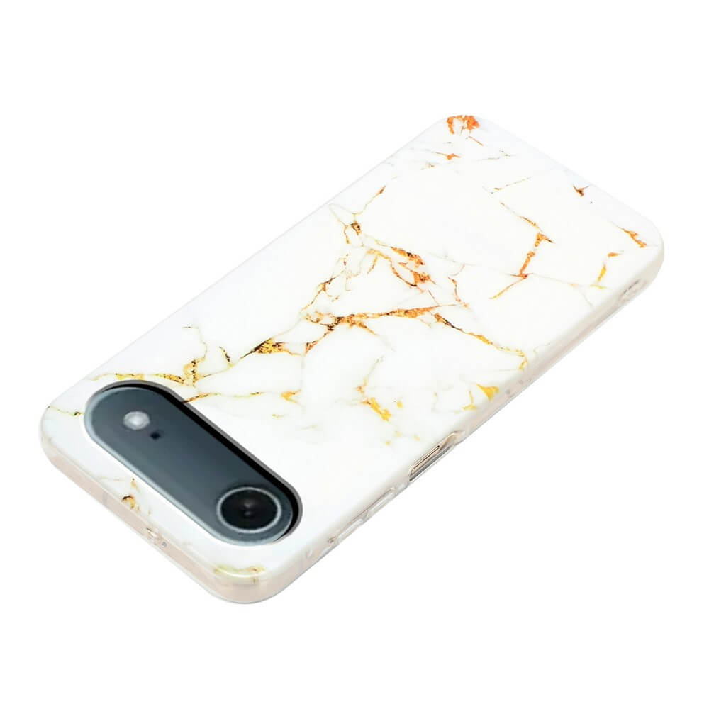 Die Cover-Discount iPhone 17 Air Silikon Hülle mit Marble Motiv in Weiß mit edler Gold-Maserung schützt dein Smartphone, hier mit der Kamera-Seite nach oben präsentiert.