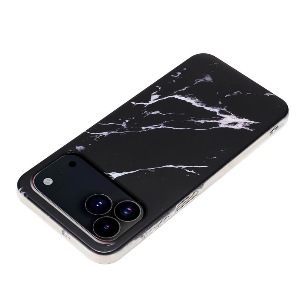 Die Cover-Discount iPhone 17 Pro Max Silikon Hülle mit Marble Motiv in elegantem Schwarz mit markantem weißem Marmordesign ist von der Rückseite schräg abgebildet und bietet stilvollen Schutz für Ihr Gerät.
