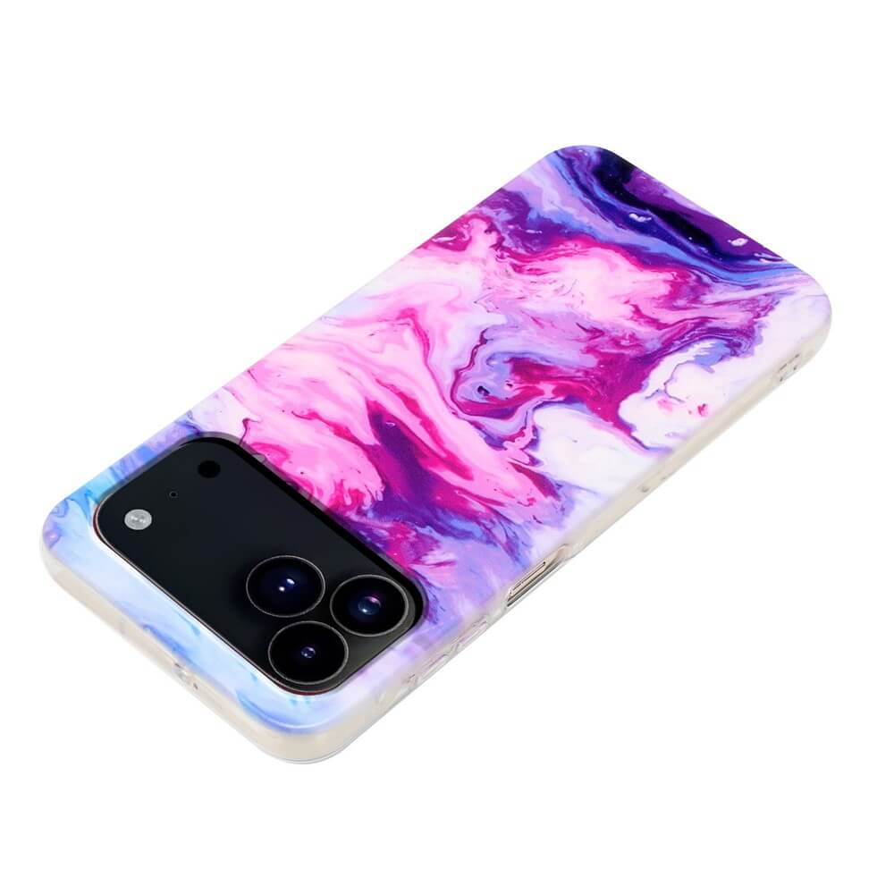 Ein iPhone 17 Pro Max mit einer rosa, lila und weißen Silikonhülle mit Marmor-Muster von Cover-Discount auf weißem Hintergrund.