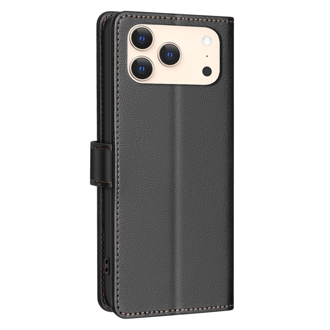 Die BINFEN Color iPhone 17 Pro Max - BINFEN Leder Etui Hülle mit RFID Blocker ist eine elegante schwarze Handyhülle mit Kartenschlitz und RFID-Schutz, die ein iPhone mit dreifacher Rückseitenkamera hält.