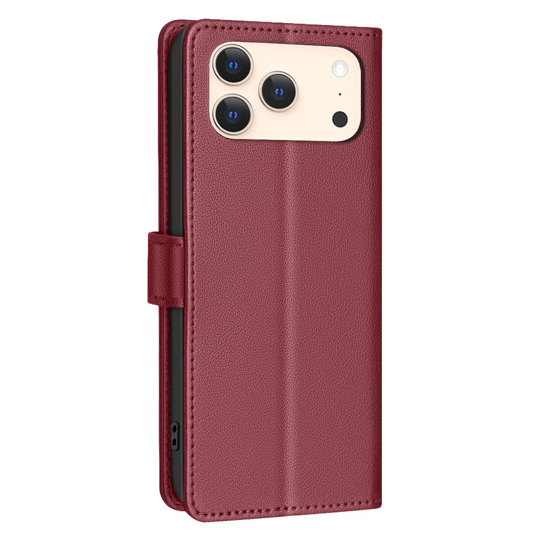 Die BINFEN Color iPhone 17 Pro Max Leder Etui Hülle mit RFID Blocker in Burgunderrot hat eine strukturierte Oberfläche, passt auf ein Smartphone mit drei rückwärtigen Kameras und bietet stilvollen Schutz.