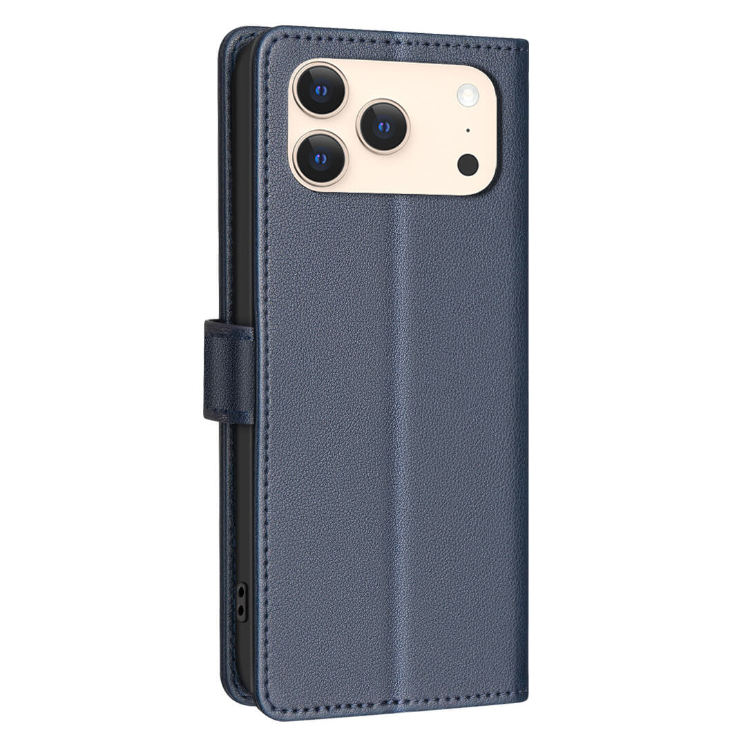 Die BINFEN Color iPhone 17 Pro Max - BINFEN Leder Etui Hülle mit RFID Blocker in Marineblau verfügt über einen dreifachen Kameraausschnitt, der aufrecht steht - eine Kombination aus Eleganz und Schutz für Ihr Smartphone.