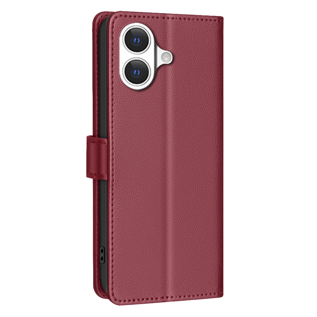 Die BINFEN Color iPhone 17 - BINFEN Leder Etui Hülle mit RFID Blocker in kastanienbraun verfügt über einen Kartenhalter, einen Magnetverschluss und deckt ein Smartphone mit doppelter Rückkamera teilweise ab.