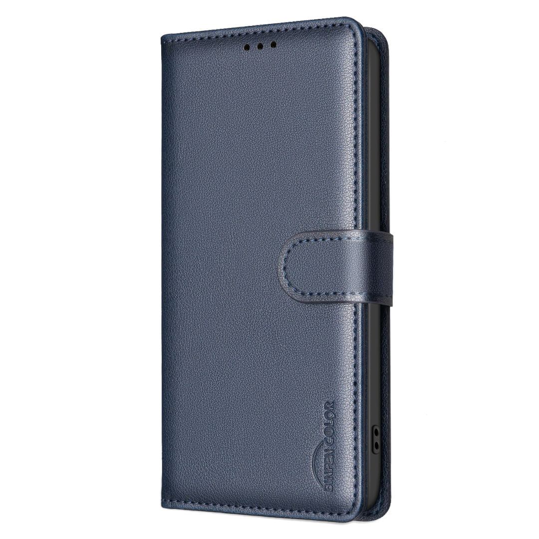 Das iPhone 17 - BINFEN Leder Etui Hülle mit RFID Blocker von BINFEN Color aus marineblauem Leder verfügt über eine magnetische Klappe und einen Kartenhalter, der geschlossen und aufrecht stehend gezeigt wird.