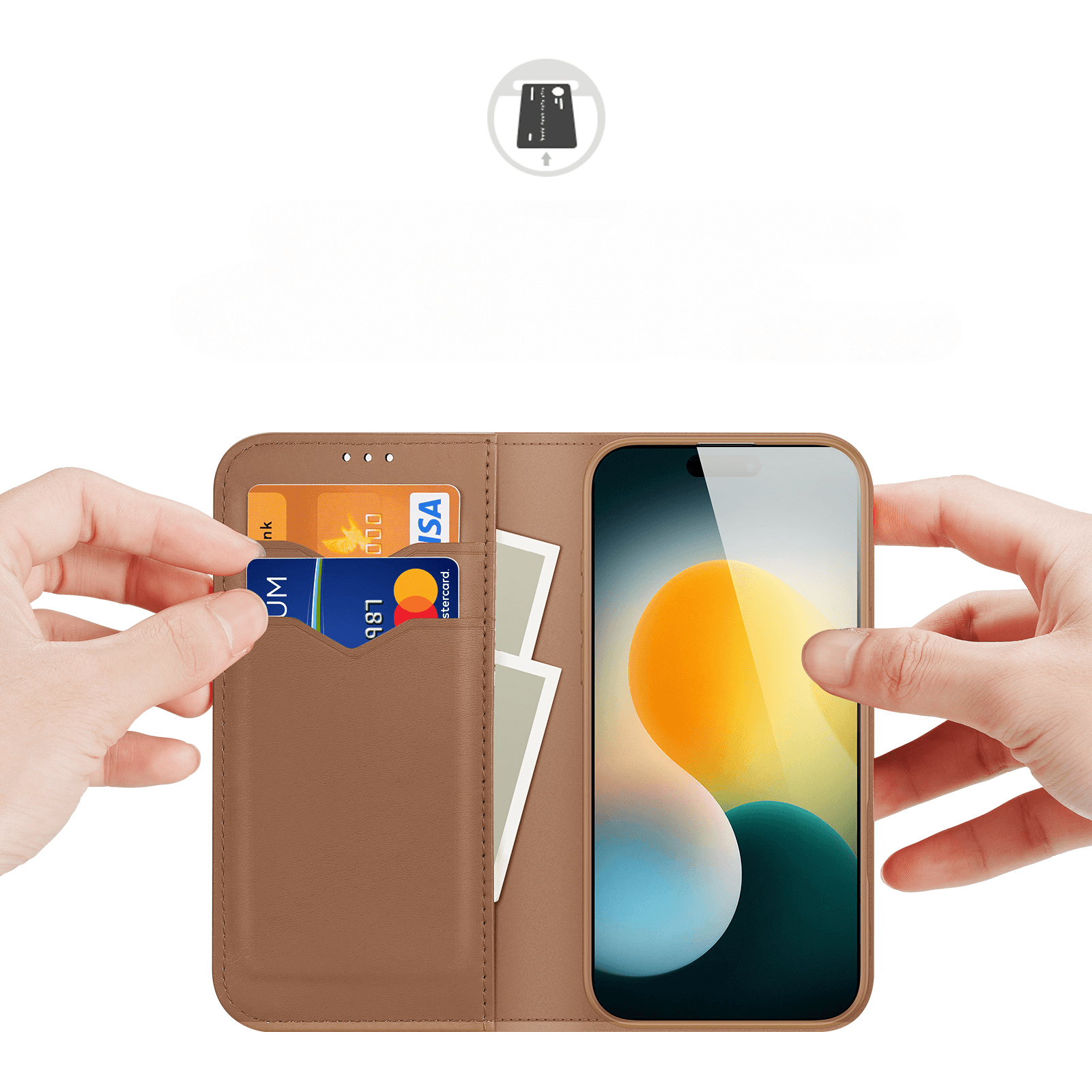 Eine Hand hält die braune Dux Ducis iPhone 17 - DUX DUCIS HIVO Etui Tasche mit RFID-Schutz und zeigt Karten und Fotos in Fächern mit einem iPhone 17 darin.