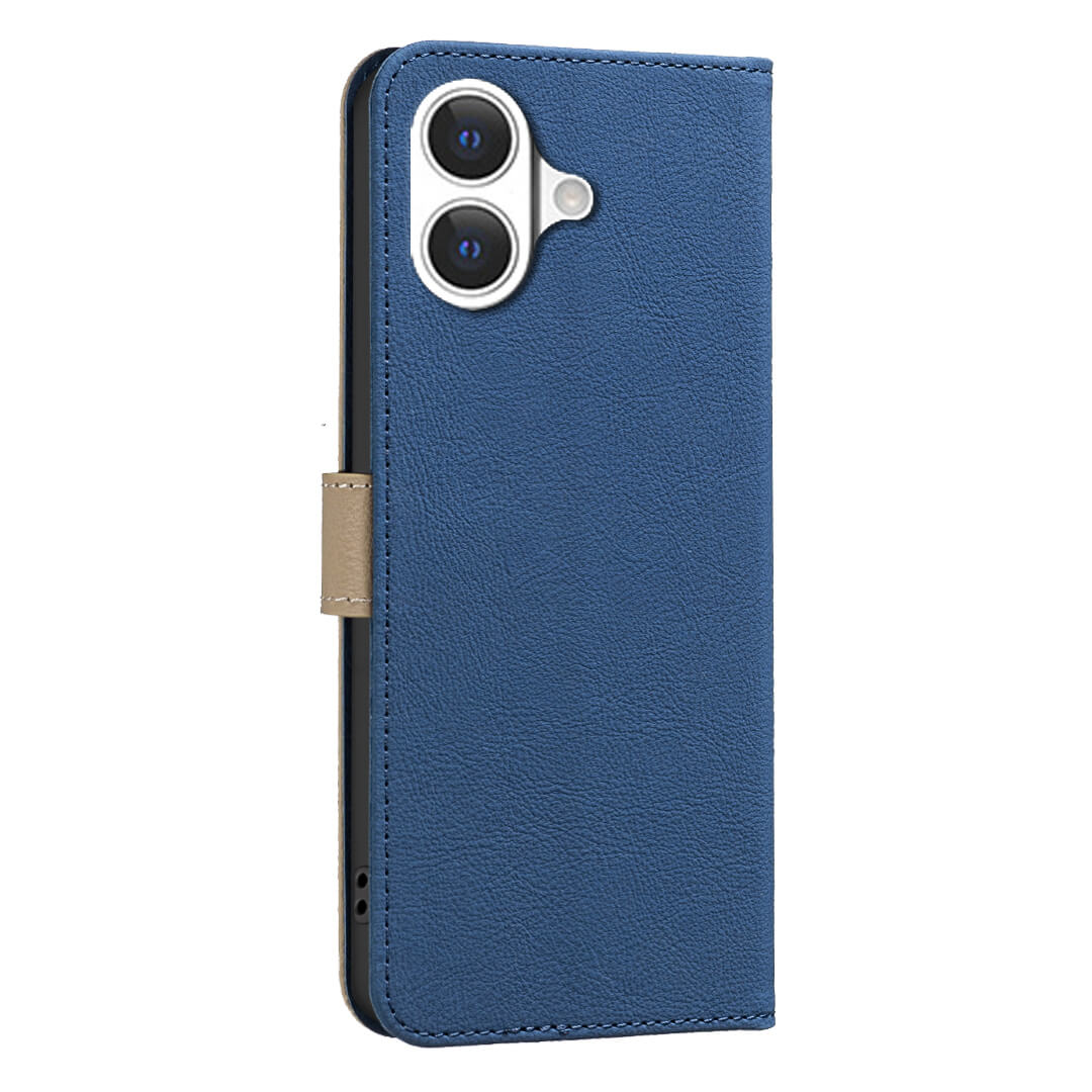 Die iPhone 17 - BINFEN Ledertasche Floral von BINFEN Color ist blau, aus Leder mit floraler Prägung und beigem Verschluss, und bedeckt teils die Dual-Kamera des Smartphones.