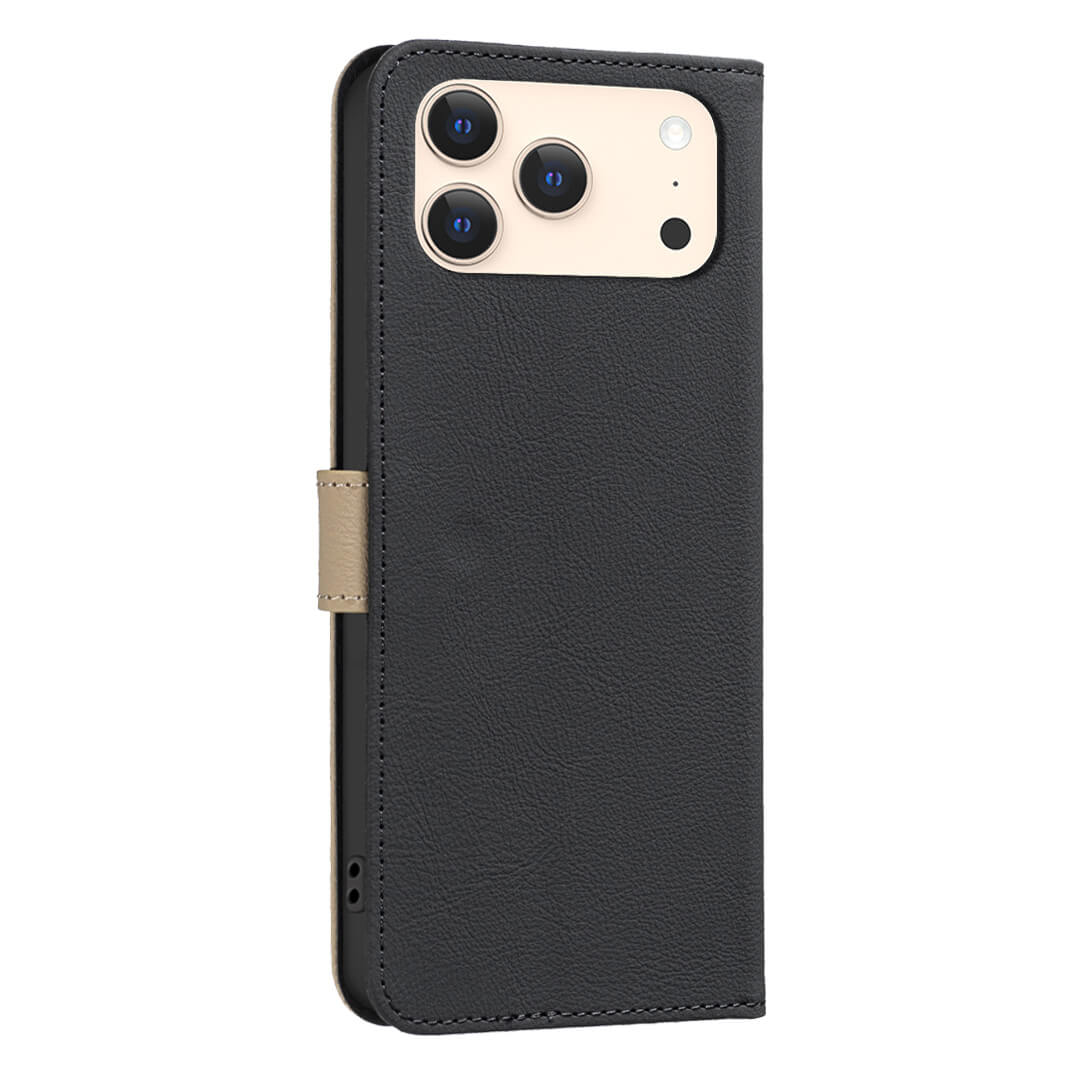 Die BINFEN Color iPhone 17 Pro Max BINFEN Ledertasche Floral ist eine schwarze Ledertasche mit beigem Verschluss und floraler Prägung, die für Smartphones mit drei Rückkameras konzipiert ist.