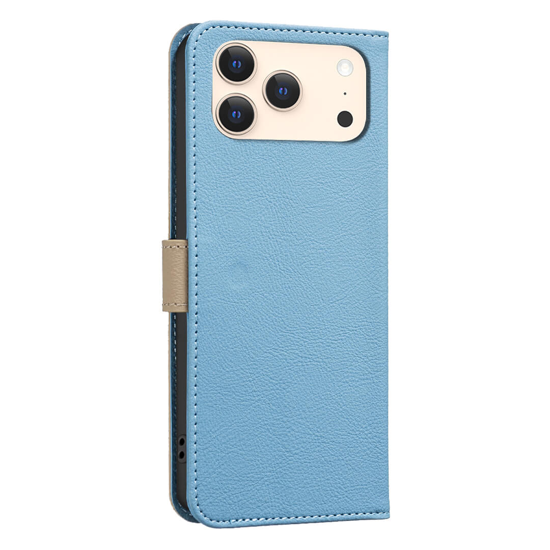 Die BINFEN Color iPhone 17 Pro Max BINFEN Ledertasche Floral ist hellblau, hat einen beigen Verschluss, eine florale Prägung und eine Aussparung für die Triple-Kamera auf der Rückseite.