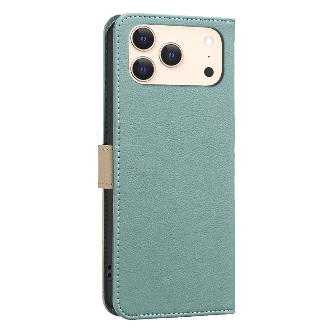 Ein iPhone 17 Pro Max in einer BINFEN Color Ledertasche Floral, mit hellblauem Lederumschlag mit Blumenprägung, beigem Verschluss, RFID-Schutz und Platz für drei Rückkameras.