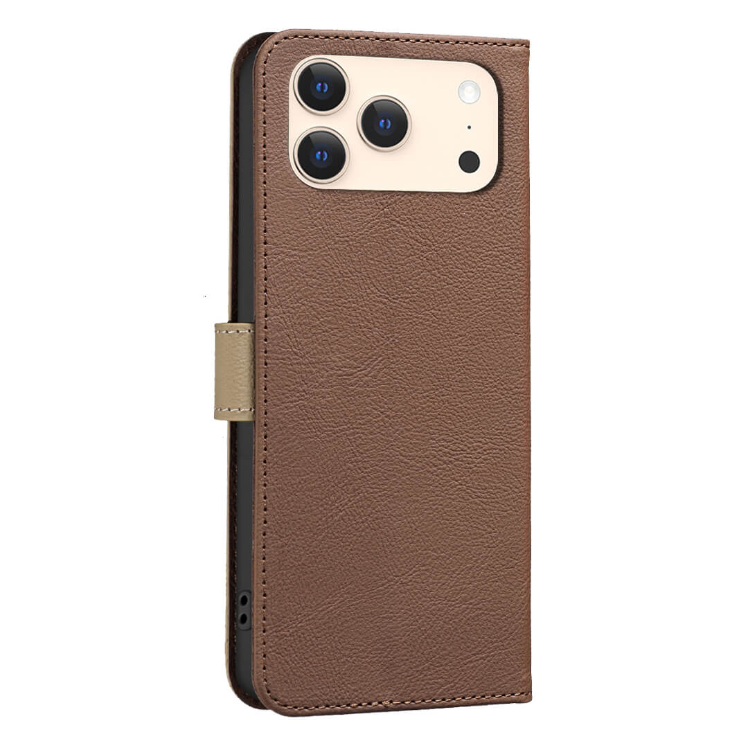 Die BINFEN Color iPhone 17 Pro Max BINFEN Ledertasche Floral ist eine braune Ledertasche mit Kameraausschnitt, aufrechtem Stand, seitlichem Verschluss, RFID-Schutz und eleganter Blumenprägung für Stil und Sicherheit.
