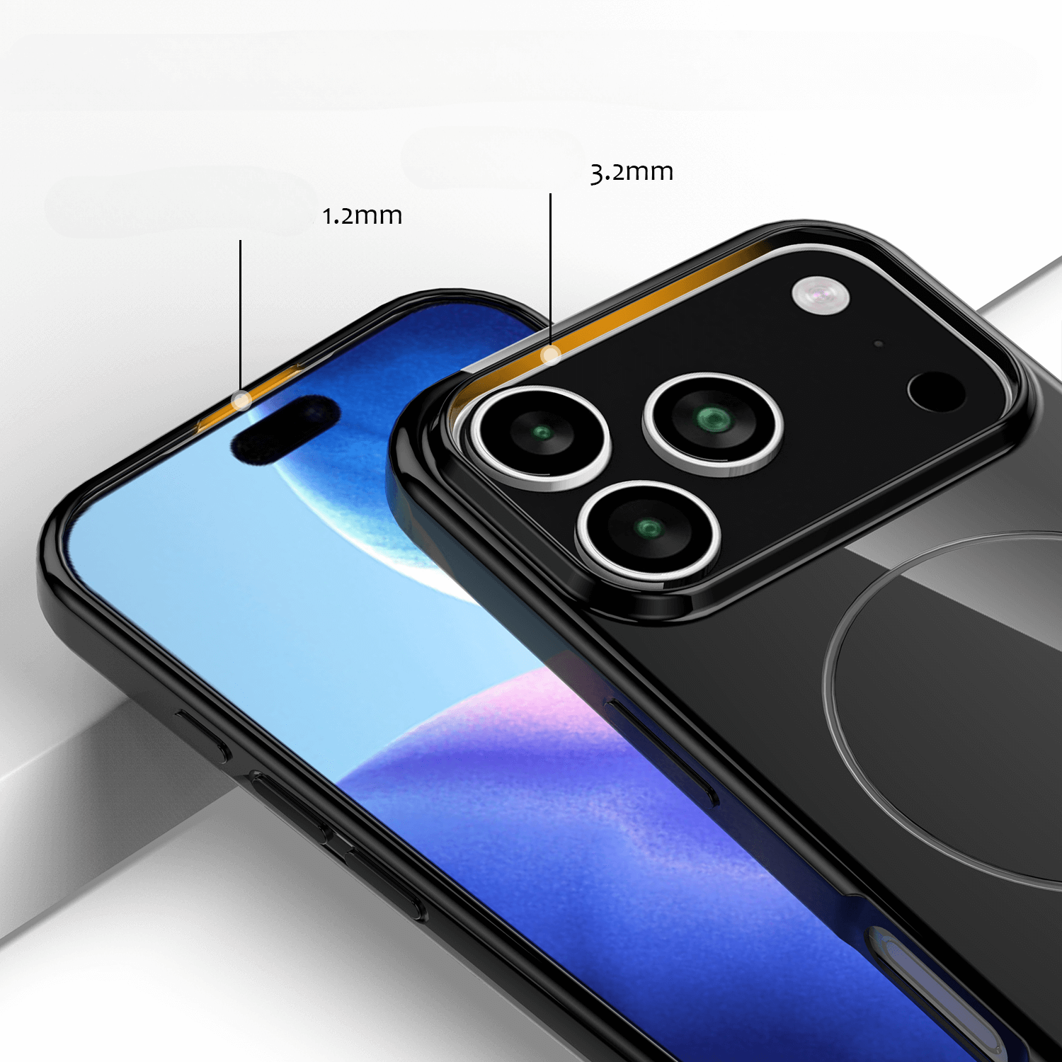 #farbe_schwarz|Zwei Smartphones zeigen Kameraausschnitte mit den Maßen 1,2 mm und 3,2 mm, passend zum iPhone 17 Pro Max - Unifarbenes Backcover mit MagSafe von Cover-Discount, so dass diese MagSafe-kompatible TPU-Hülle perfekt passt.
