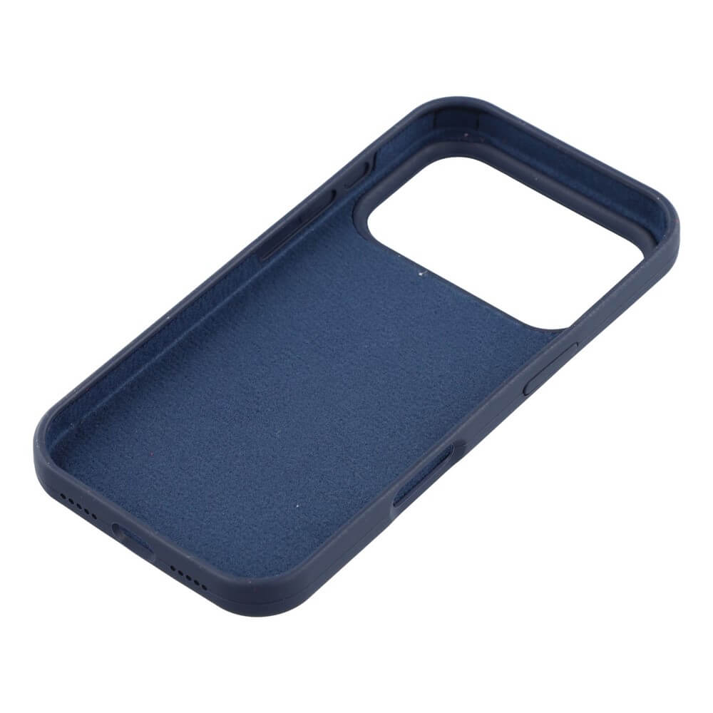 Die Cover-Discount iPhone 17 Pro Max - Solide Silikonhülle in Dunkelblau bietet schlanken Schutz mit einem großen Kameraausschnitt und Soft-Touch-Finish, hier angewinkelt auf weißem Hintergrund.