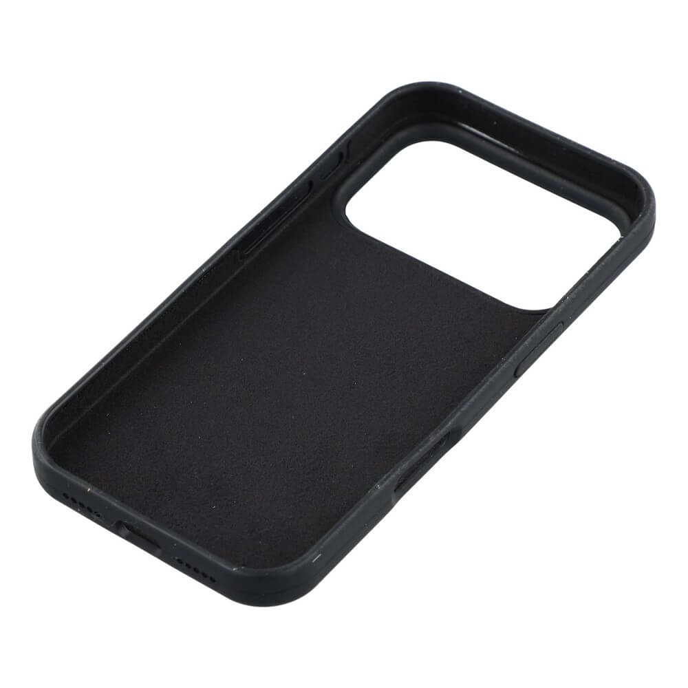Die Cover-Discount iPhone 17 Pro Max - Solide Silikonhülle in elegantem Schwarz bietet schlanken Schutz, ein Soft-Touch Gefühl und hat einen großen Kameraausschnitt; präsentiert auf weißem Hintergrund.