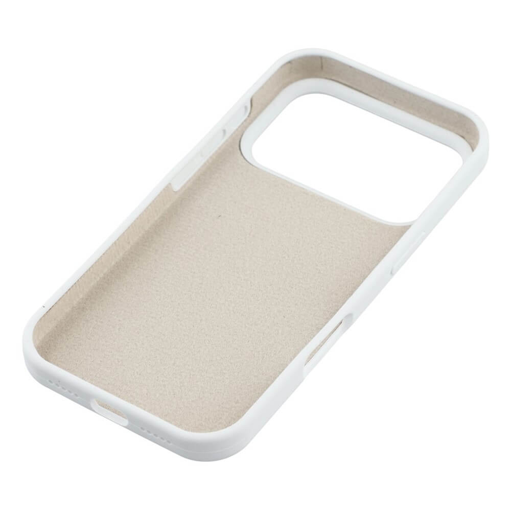 Die Cover-Discount iPhone 17 Pro Max - Solide Silikonhülle in Weiß und Beige verfügt über eine große Kameraaussparung, einen schlanken Schutz und eine Soft-Touch-Oberfläche für stilvolle Sicherheit - angewinkelt auf einem unifarbenen Hintergrund dargestellt.