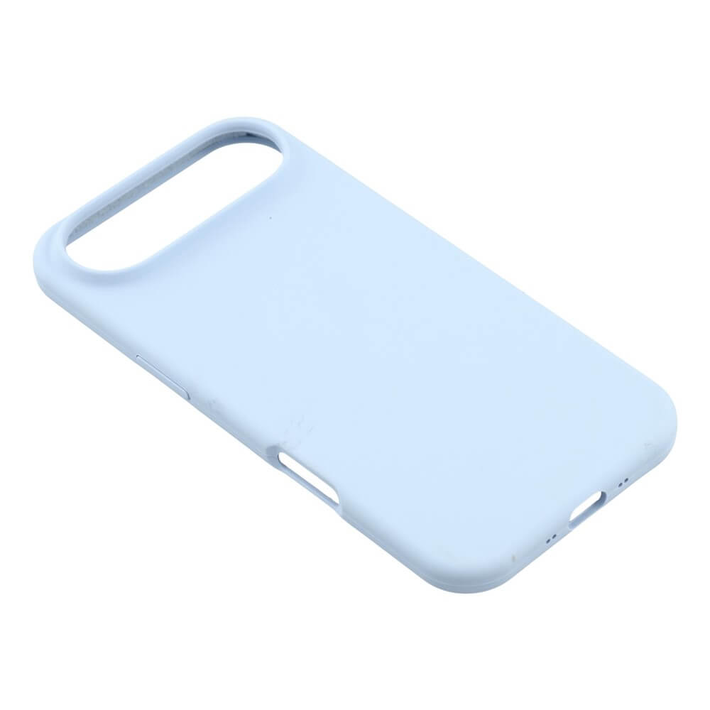 Die iPhone 17 Air - Solide Silikonhülle von Cover-Discount in Hellblau bietet eleganten, schlanken Rundumschutz für Ihr Gerät - aus einem Winkel auf weißem Hintergrund präsentiert.