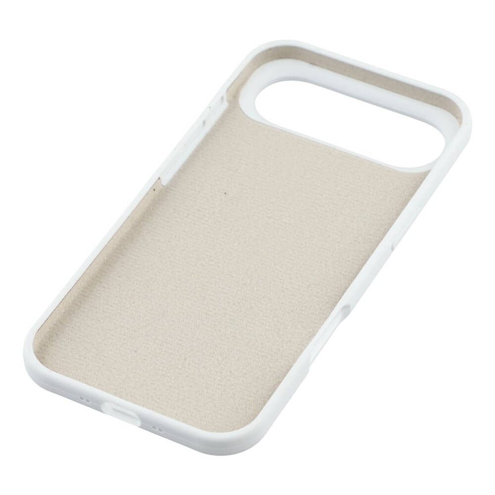 The Cover-Discount iPhone 17 Air - Solide Silikonhülle in Weiss mit beigem Innenleben, schräg auf weißem Hintergrund, bietet schlanken Rundumschutz und Soft-Touch-Gefühl für angenehmen Komfort.