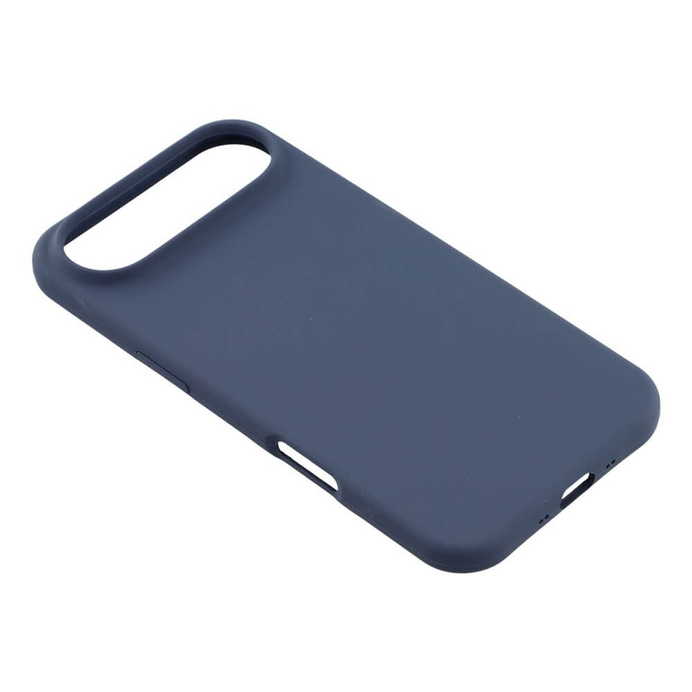 Die Cover-Discount iPhone 17 Air - Solide Silikonhülle in Dunkelblau verfügt über eine Soft-Touch-Oberfläche, präzise Kamera- und Anschlussausschnitte und bietet schlanken Rundumschutz auf weißem Hintergrund.