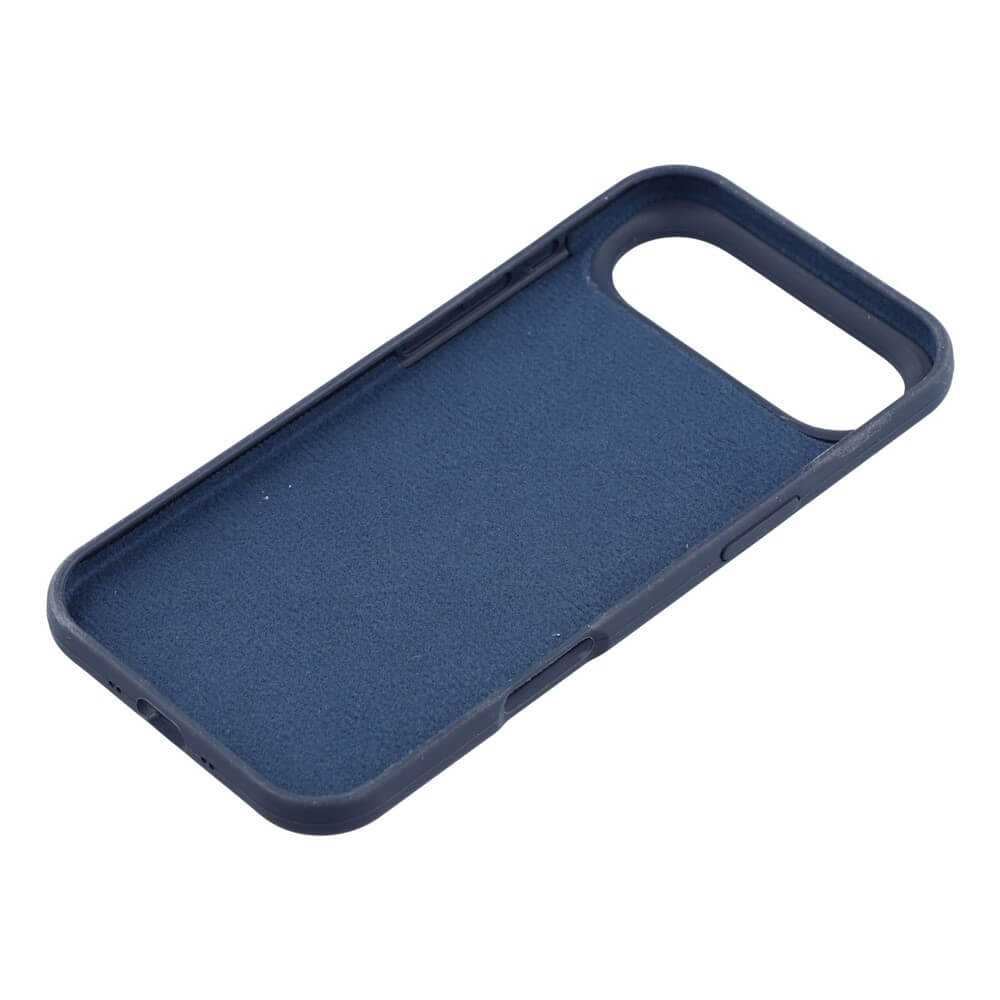 Die Cover-Discount iPhone 17 Air - Solide Silikonhülle ist eine marineblaue, wildlederartige Soft-Touch-Hülle mit schlankem Rundumschutz. Sie ist stilvoll und schützend und wird schräg auf einem weißen Hintergrund gezeigt.