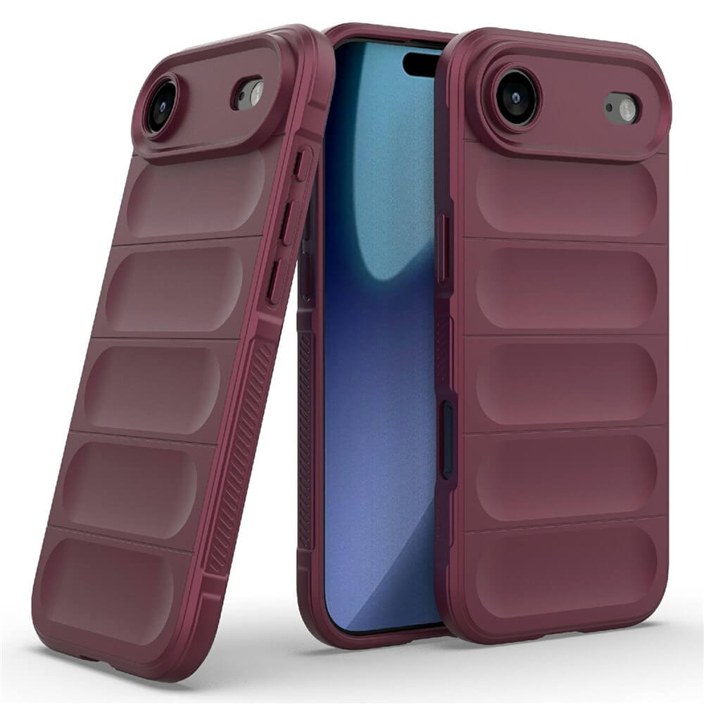 #farbe_weinrot|Ein Smartphone mit blau-grauem Bildschirm, umgeben von zwei weinroten Schutzhüllen mit Kameraausschnitt.