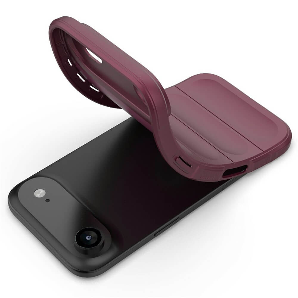 Ein schwarzes Smartphone mit Kamera und Blitz, teilweise bedeckt von einer weinroten Schutzhülle mit Aussparungen und Innenrillen.
