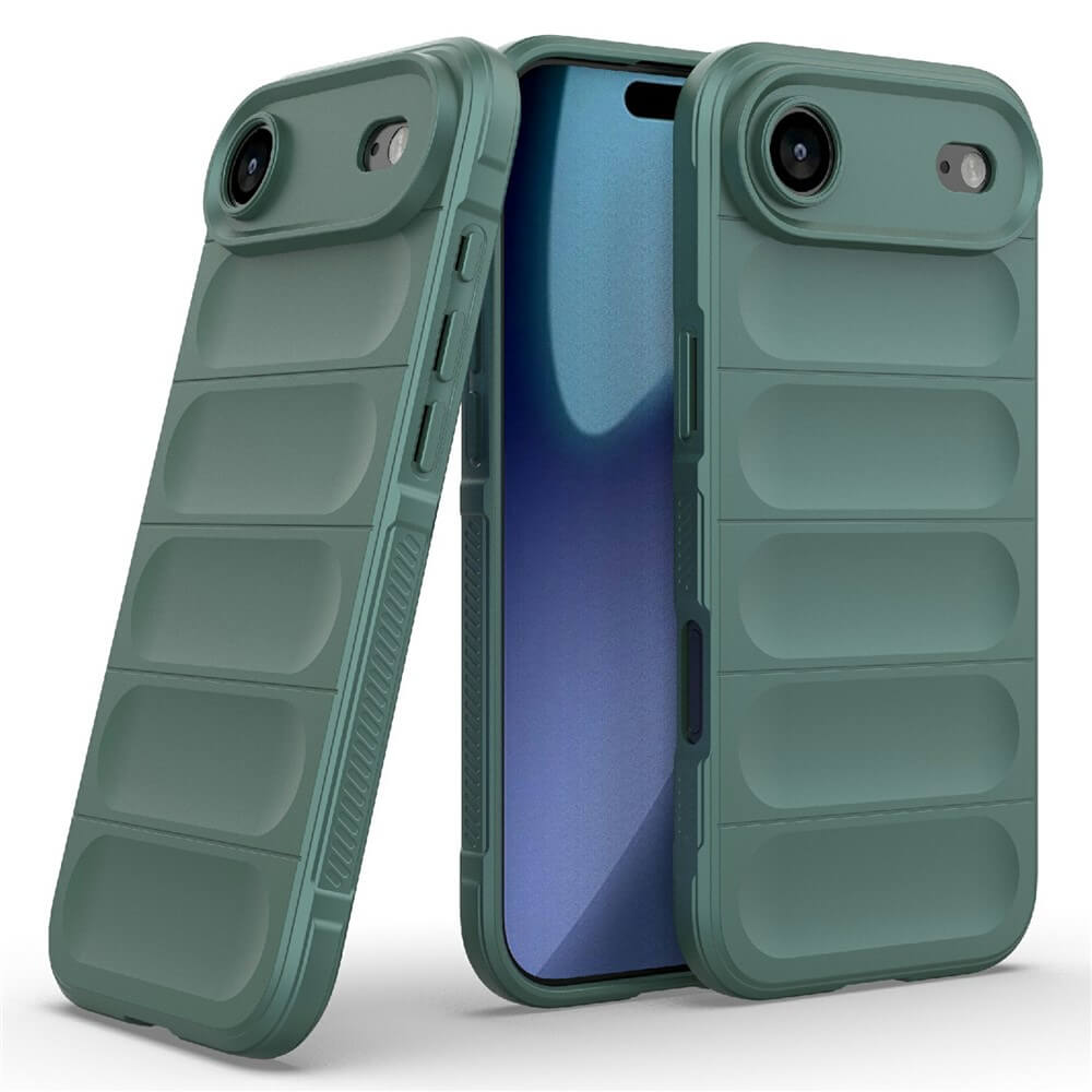 Zwei matte grüne Handyhüllen mit gepolstertem Design und erhöhtem Kamerarand umgeben ein Smartphone mit blauem Farbverlauf.