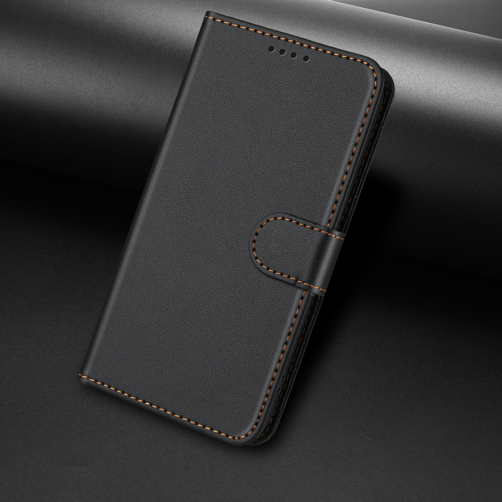 The Cover-Discount iPhone 17 - Elegante Ledertasche in schwarzem Leder mit brauner Naht bietet stilvolle Funktionalität und Kartenfächer - perfekt für den Alltag, präsentiert auf dunklem, minimalistischem Hintergrund.
