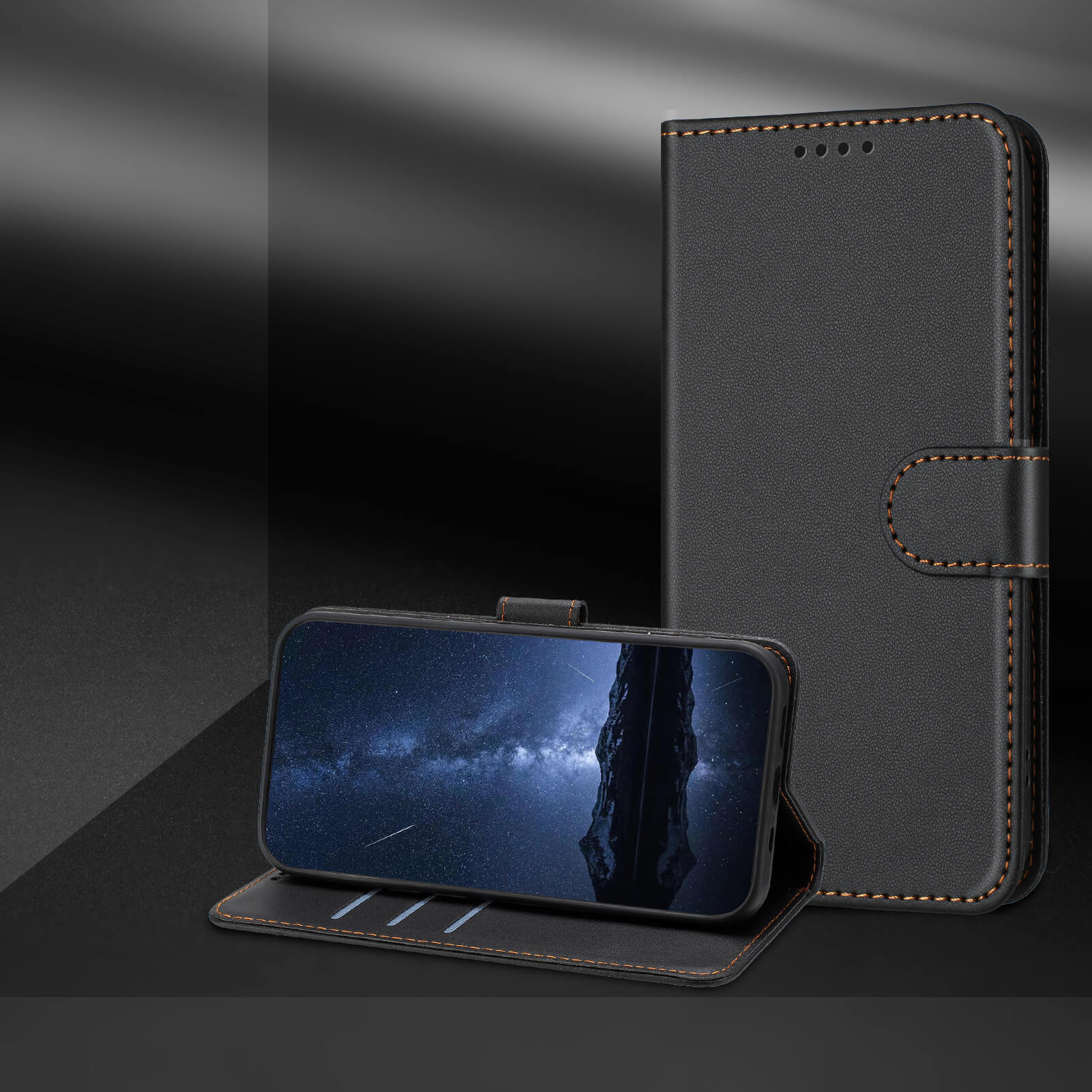 Die Cover-Discount iPhone 17 - Elegante Ledertasche aus schwarzem Leder mit braunen Nähten ist geschlossen und in Standfunktion abgebildet und hält ein Telefon, das einen Nachthimmel zeigt.